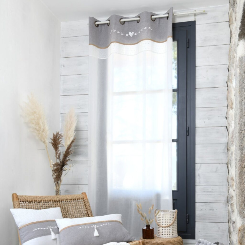 Elegantný bytový textil z Francúzska sivobielej farby.